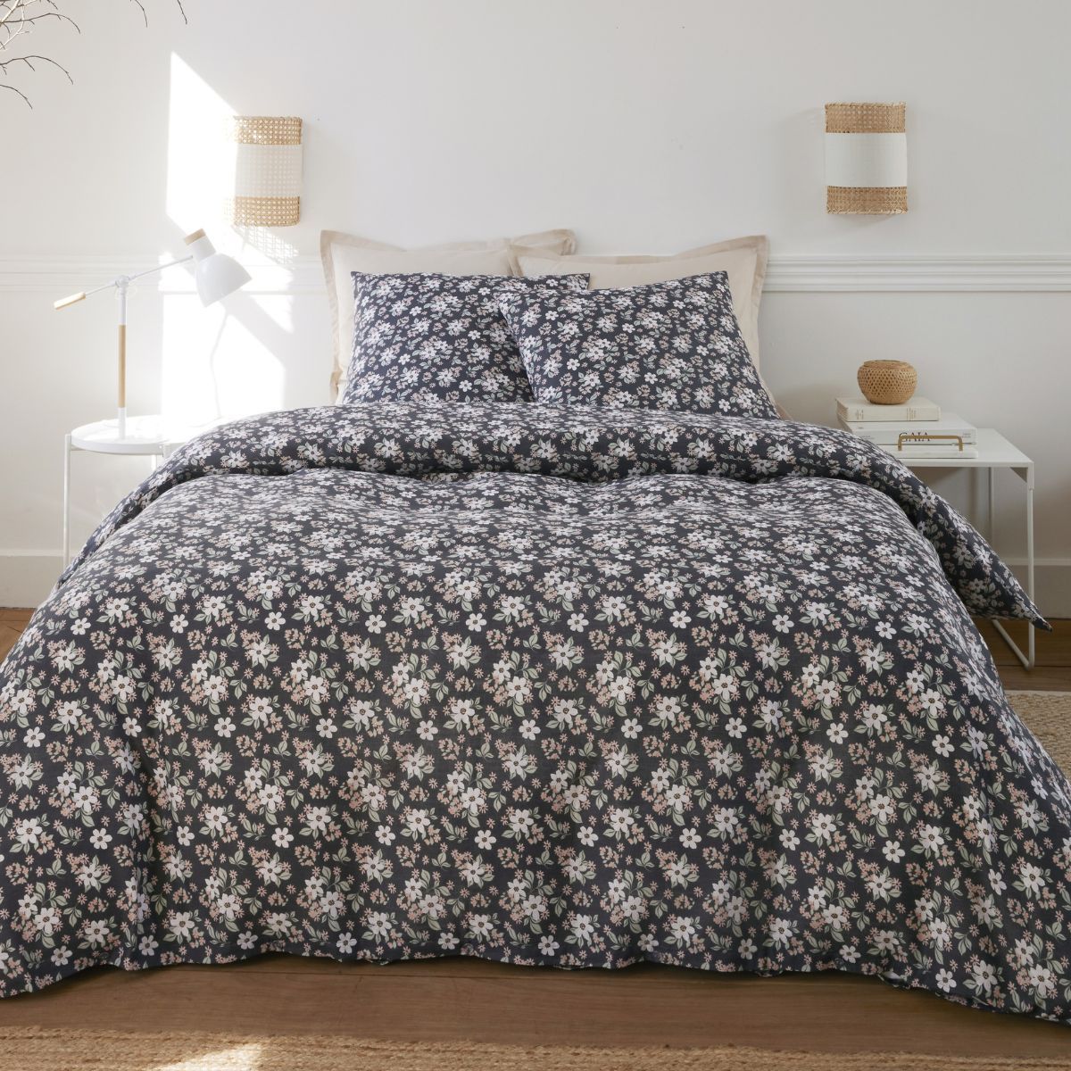 Parure Housse De Couette 260x240cm + 2 Taies Motif Fleuri Bleu Marine 100% Gaze De Coton - Kusia