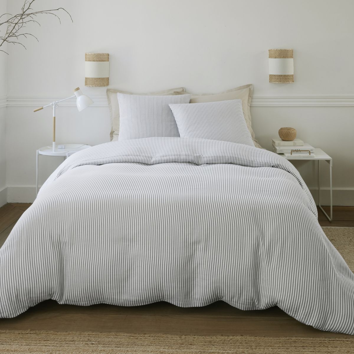Parure Housse De Couette 240x220cm + 2 Taies Motif Rayé Gris Et Blanc 100% Gaze De Coton - Alyana