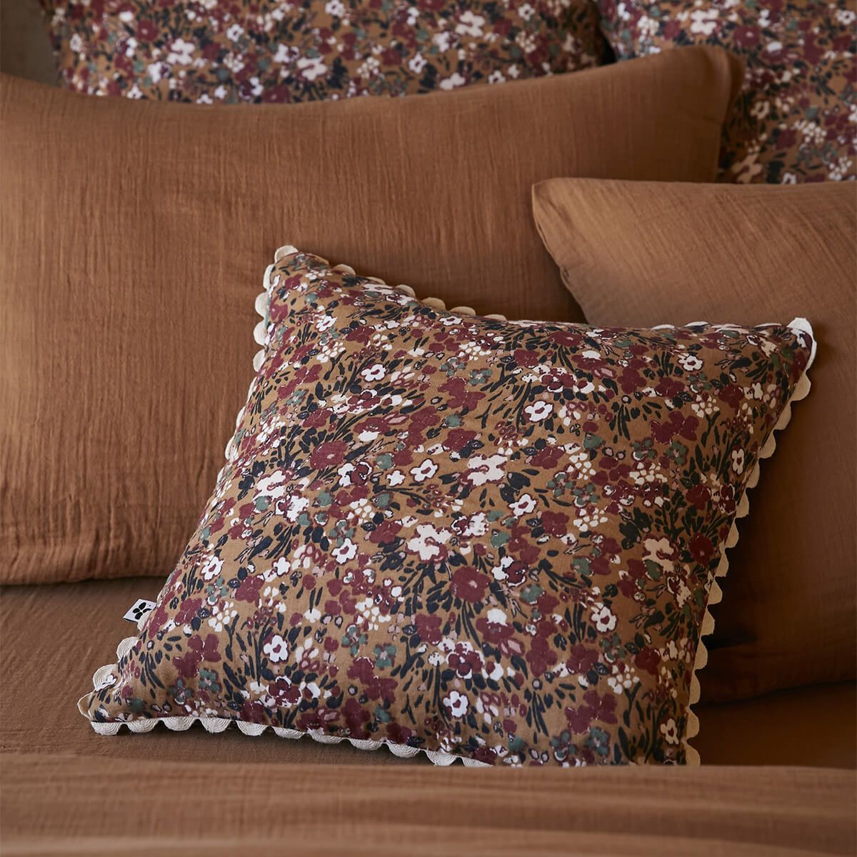 Adonis - Coussin Déhoussable 40x40cm Gaze De Coton Brun Imprimé Fleur Biais En Croché