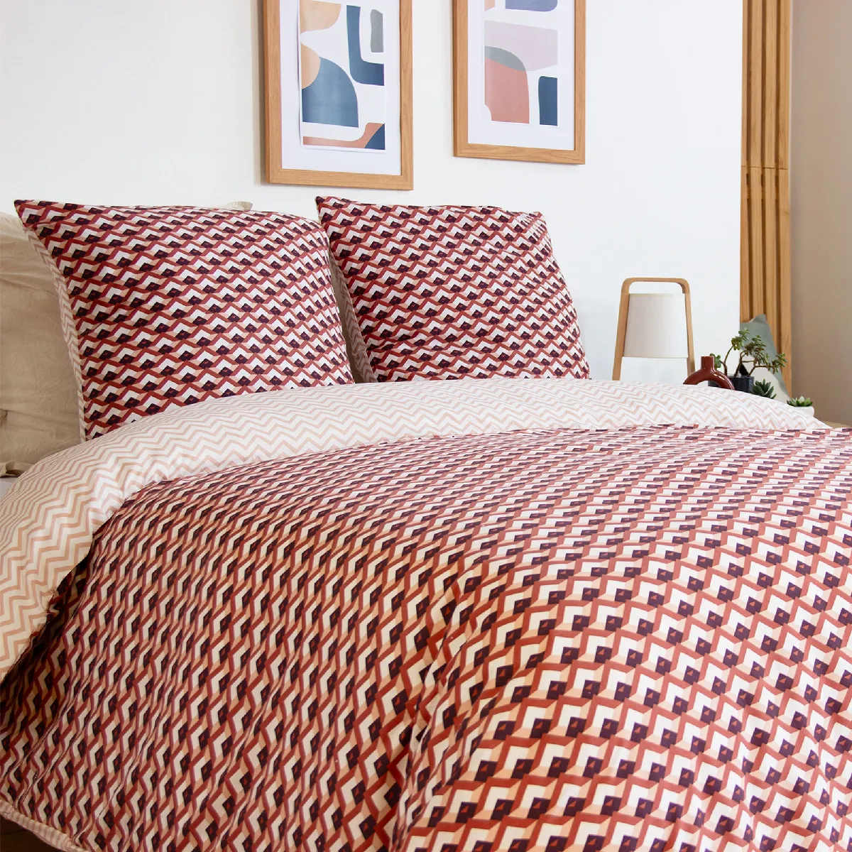Parure De Lit 260x240 Cm En Microfibre Tiagoh Rouge Motif Géométrique 3 Pièces