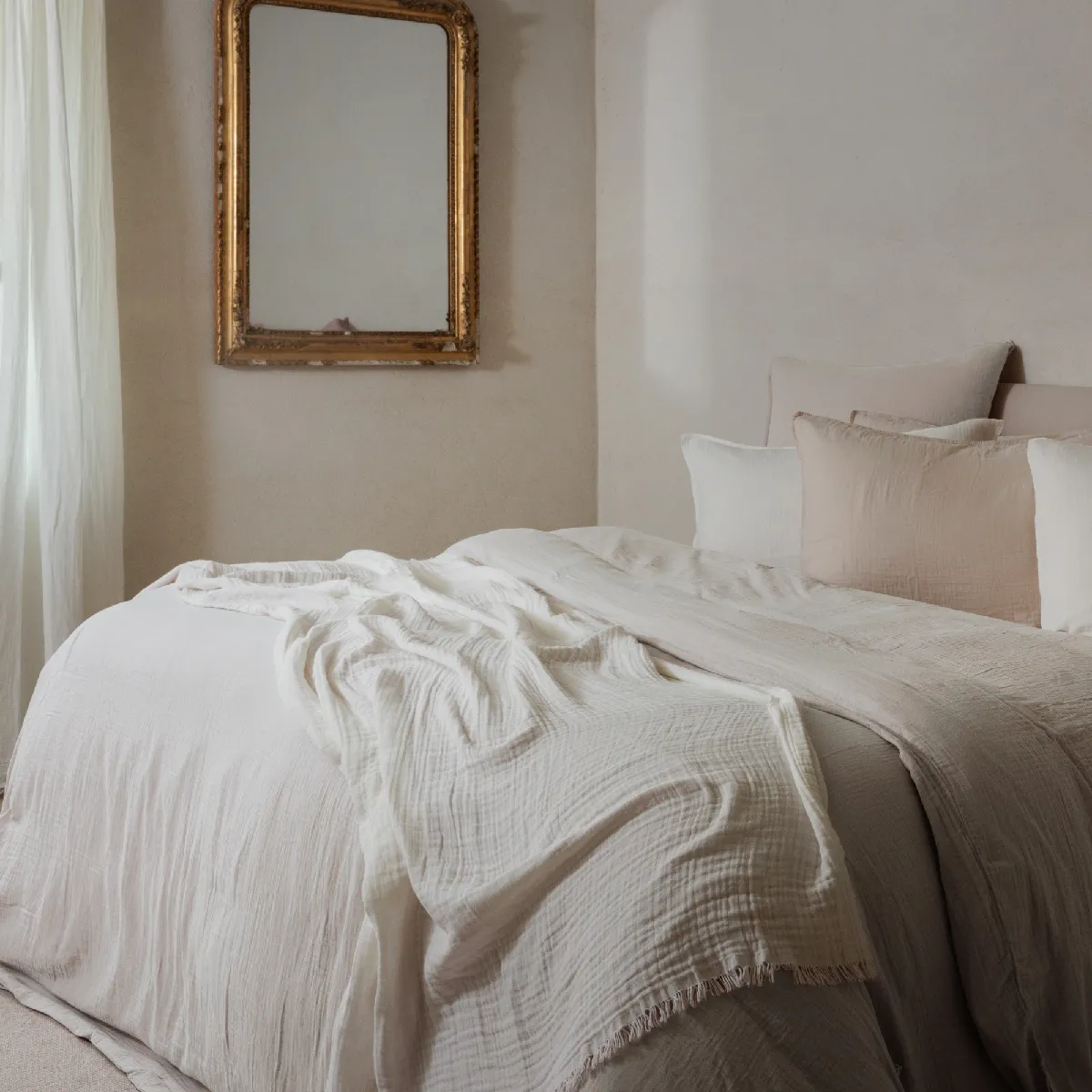 Parure De Lit 3 Pièces 240x220 Cm Et 65x65 Cm Mousseline De Coton Milos Beige Ficell