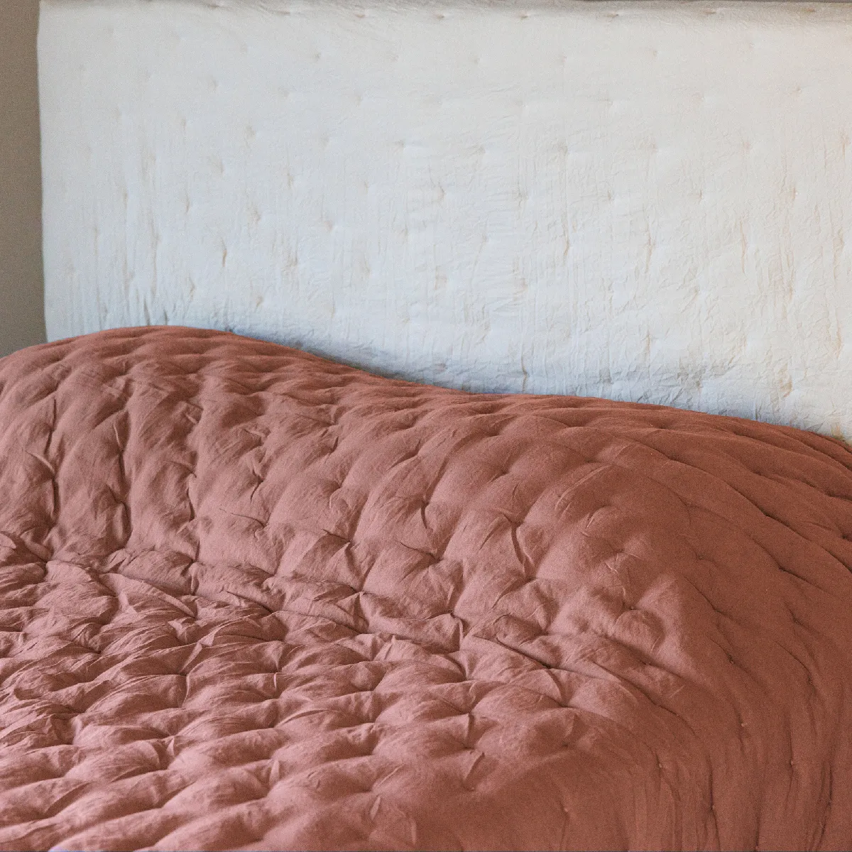 Couvre-lit 240x260 Cm Celeste Velours Piquage Points Brodés Rose Pêche