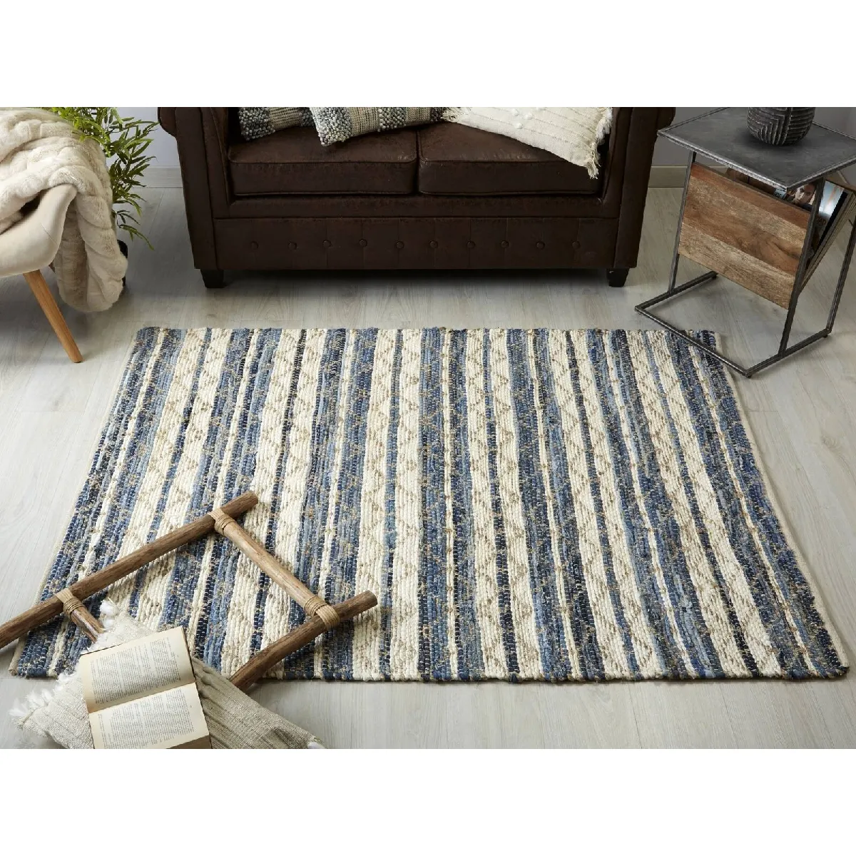 Tapis décoré avec bordure en crochet à pompons, bleu, 130 x 190 cm