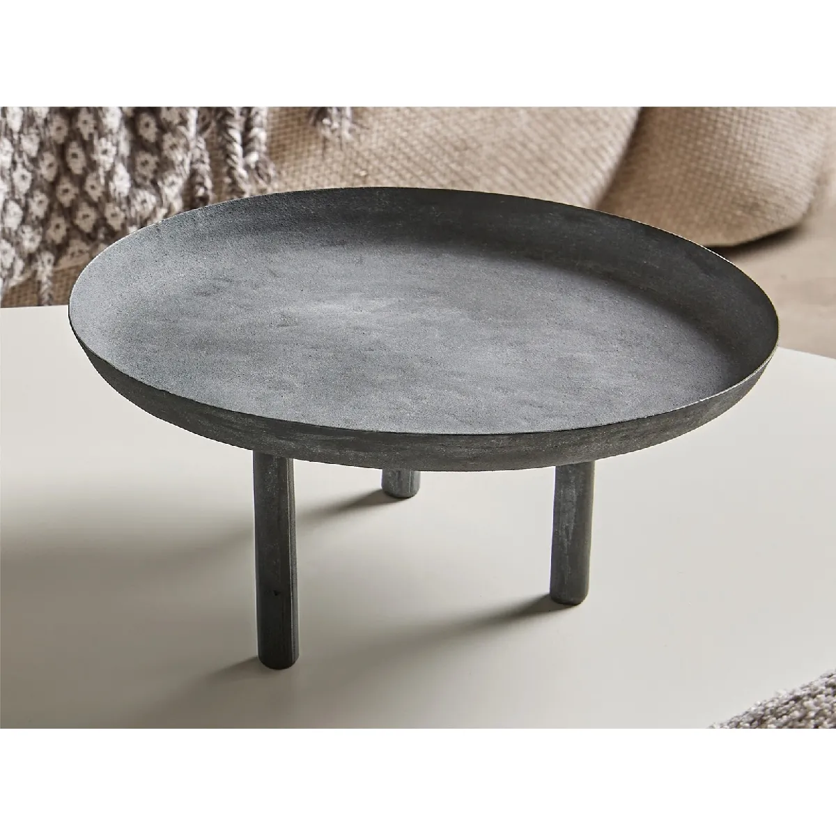 Support central rond en métal à 3 pieds, gris délavé, 37 cm de diamètre x 37 cm de profondeur x 15 cm de hauteur