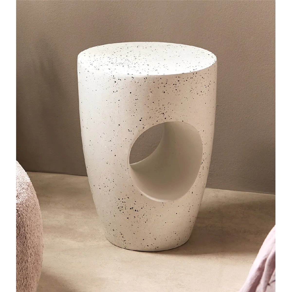Table d'appoint avec trou, imitation terrazzo, 47 cm x 37 cm x 47 cm