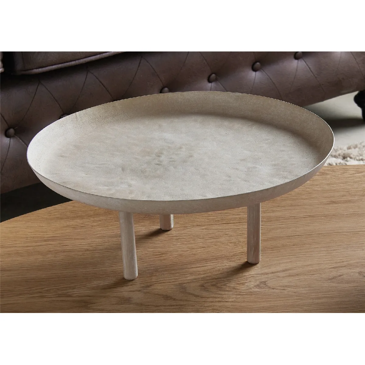 Support central rond en métal à 3 pieds, beige délavé, 37 cm de diamètre x 37 cm de profondeur x 15 cm de hauteur