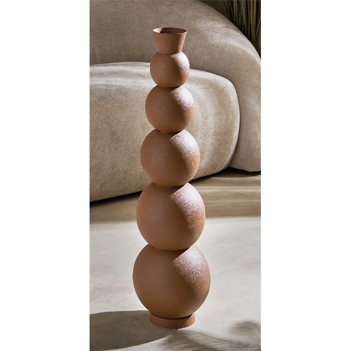 Vase sphérique en métal et terre cuite, 75 cm de diamètre x 75 cm de hauteur