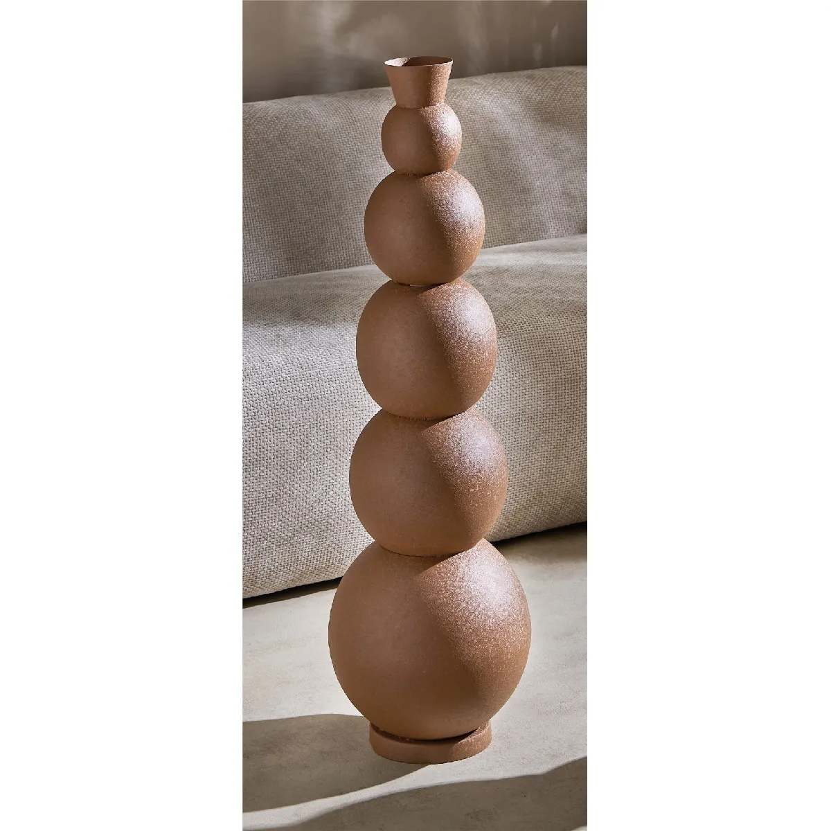 Vase sphérique en métal et terre cuite, 86 cm de diamètre x 86 cm de hauteur