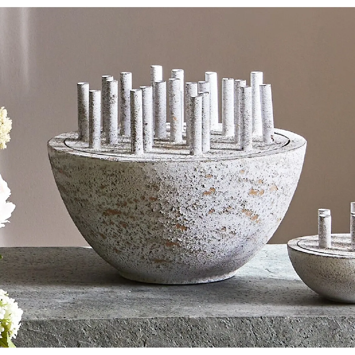 Boîte en métal avec couvercle, tubes dorés marbrés blancs, 41 cm de diamètre x 31 cm de diamètre x 41 cm de diamètre