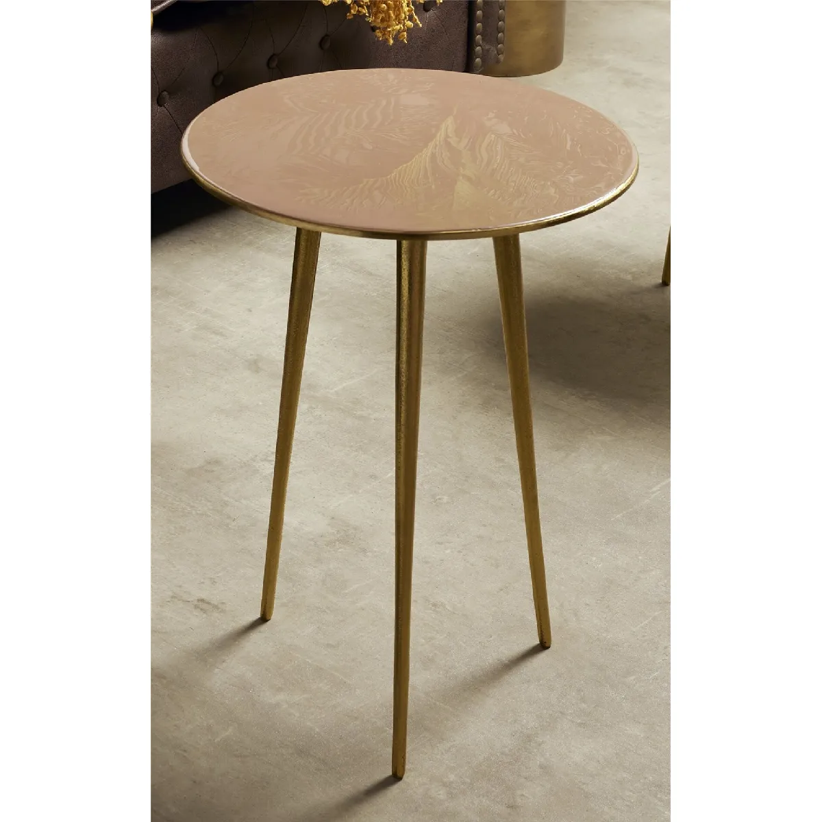 Table d'appoint rose à 3 portes dorées, 40 cm x 50 cm