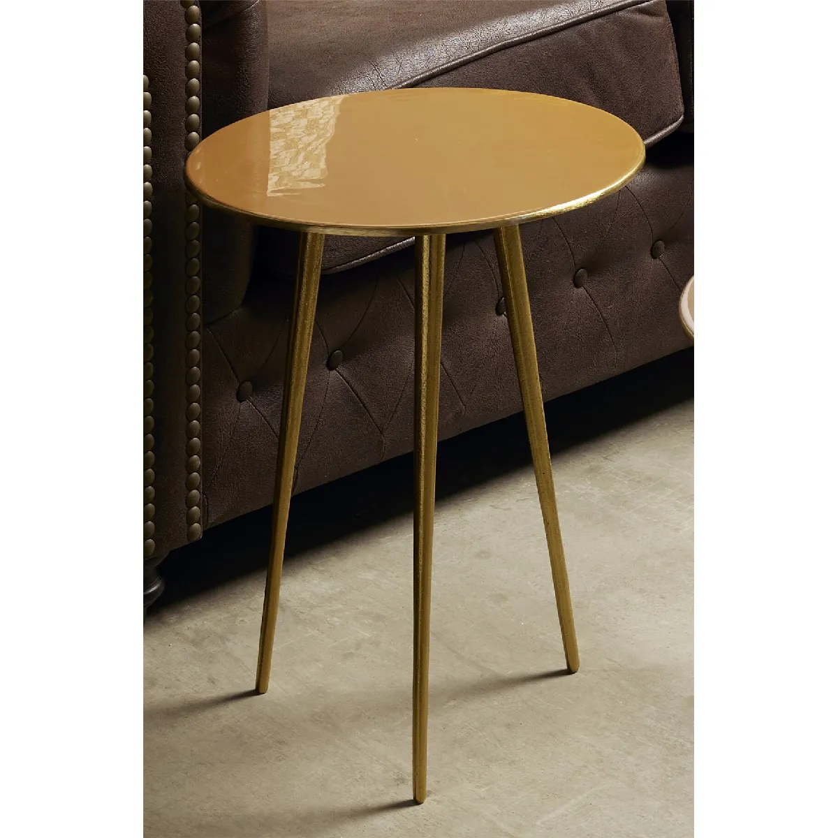 Table d'appoint moutarde à 3 portes dorées, 40 cm x 50 cm