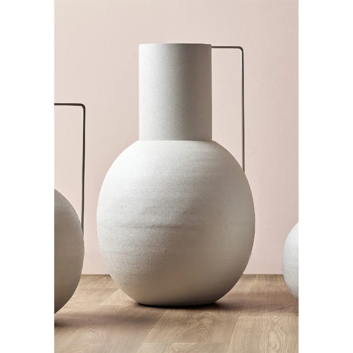 Vase en métal blanc avec anse, 72 cm x 45 cm