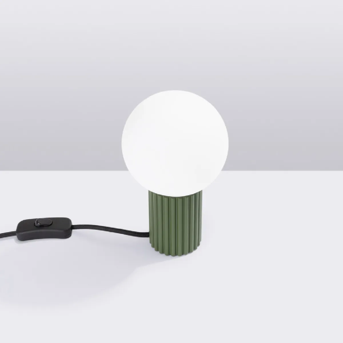 Lampe à poser HALO vert olive 19 x 12 x 12( h x l x P en cm )