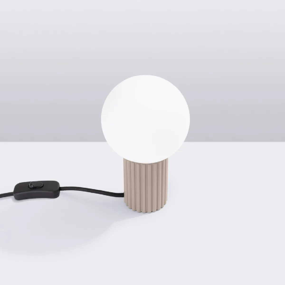 Lampe à poser HALO taupe 19 x 12 x 12( h x l x P en cm )