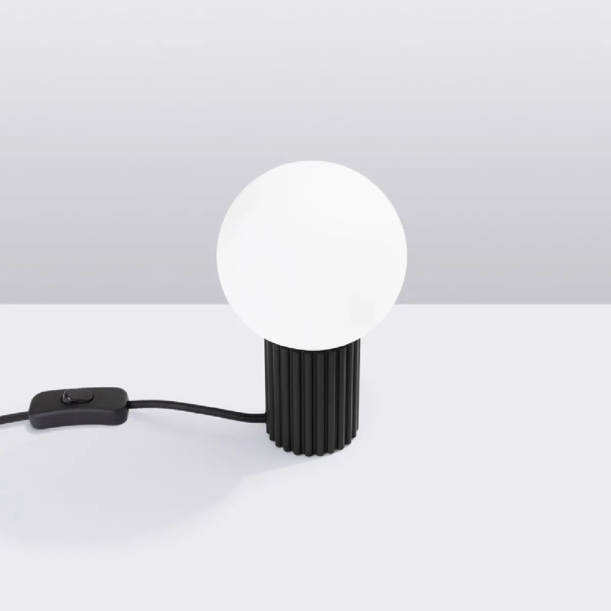 Lampe à poser HALO noir 19 x 12 x 12( h x l x P en cm )