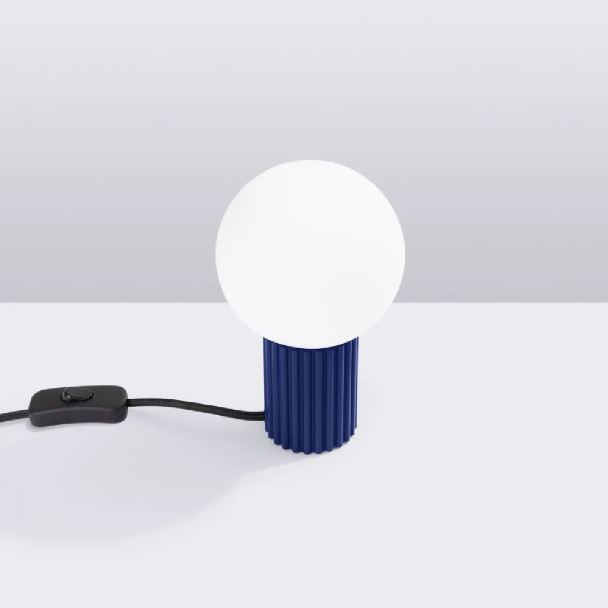 Lampe à poser HALO outremer 19 x 12 x 12( h x l x P en cm )