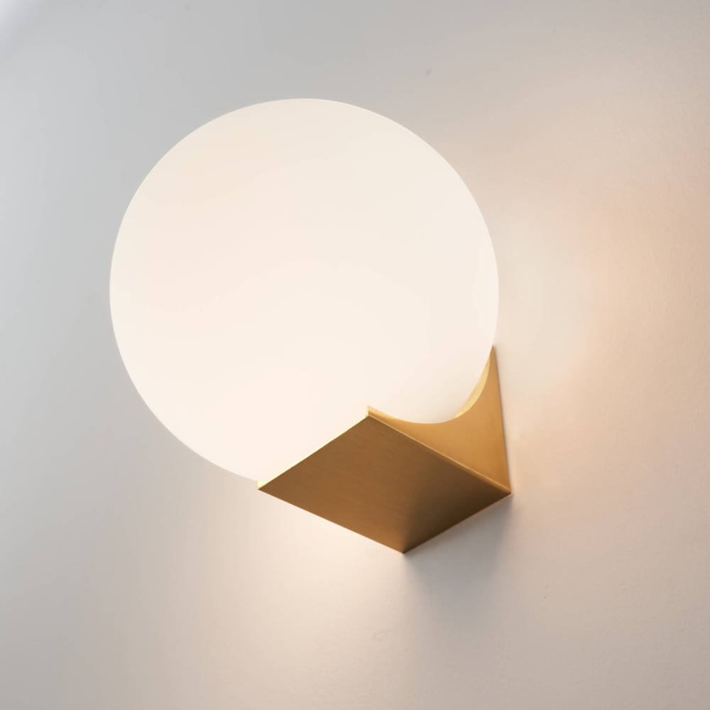 Applique ultra minimaliste boule blanche sur socle doré - Kandi