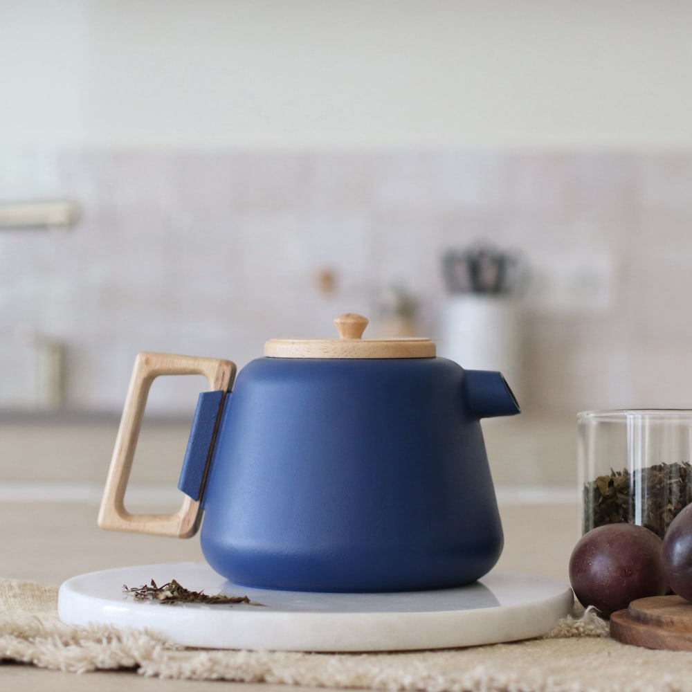Théière En Fonte Bleue Avec Couvercle En Bois 500ml Viggo - Ogo Living