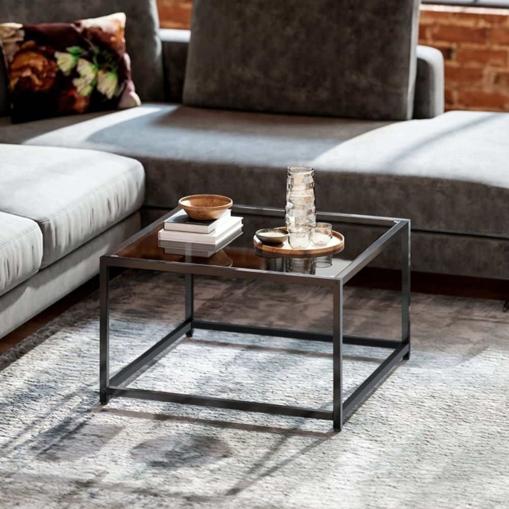 Table basse carrée avec plateau en verre trempé et cadre en acier style industriel noire 68 x 68 x 39 cm